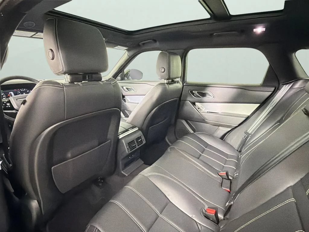 Used 2023 White Land Rover R-Dynamic S image 44