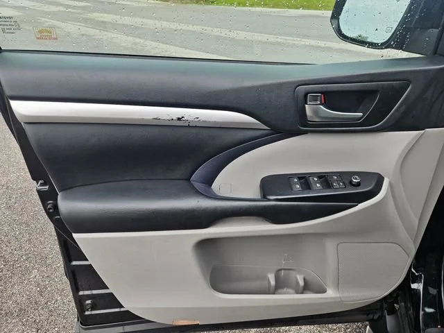 Used 2019  Toyota SE image 10