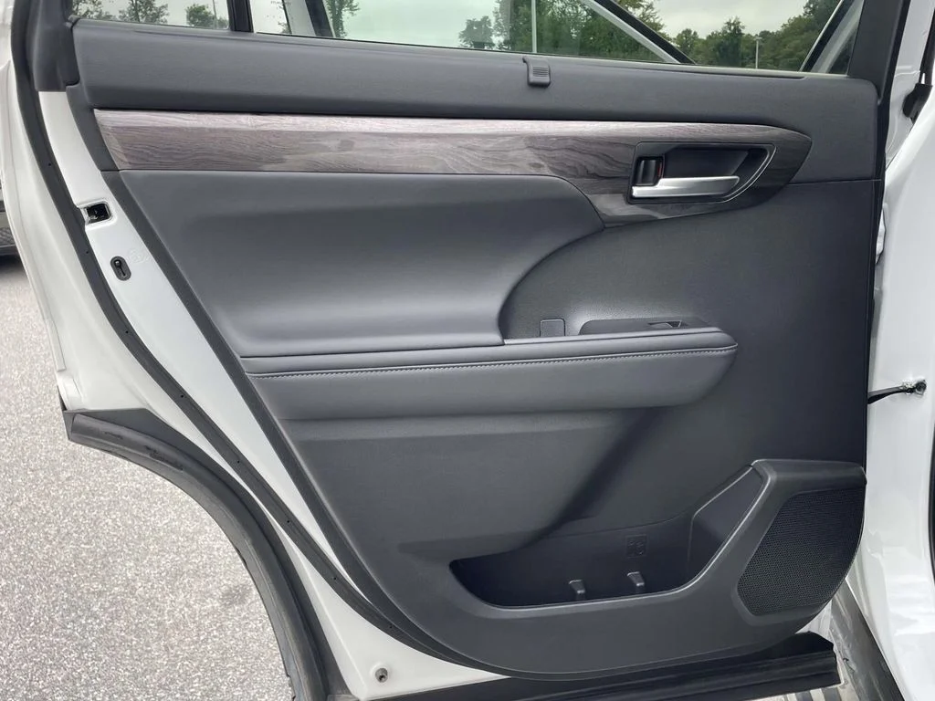 Used 2024 Wind Chill Pearl Toyota Platinum image 2