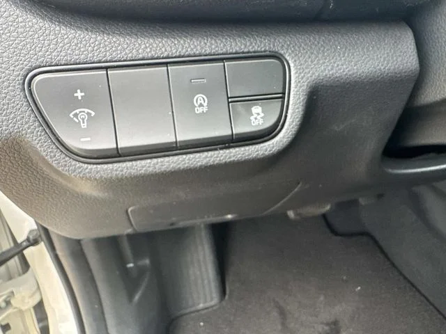 Used 2025 White Kia S image 33