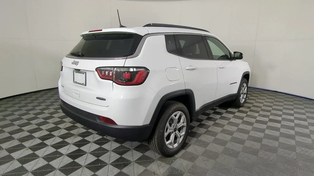 New 2026 Bright White Clear-Coat Exterior Paint Jeep Latitude image 5