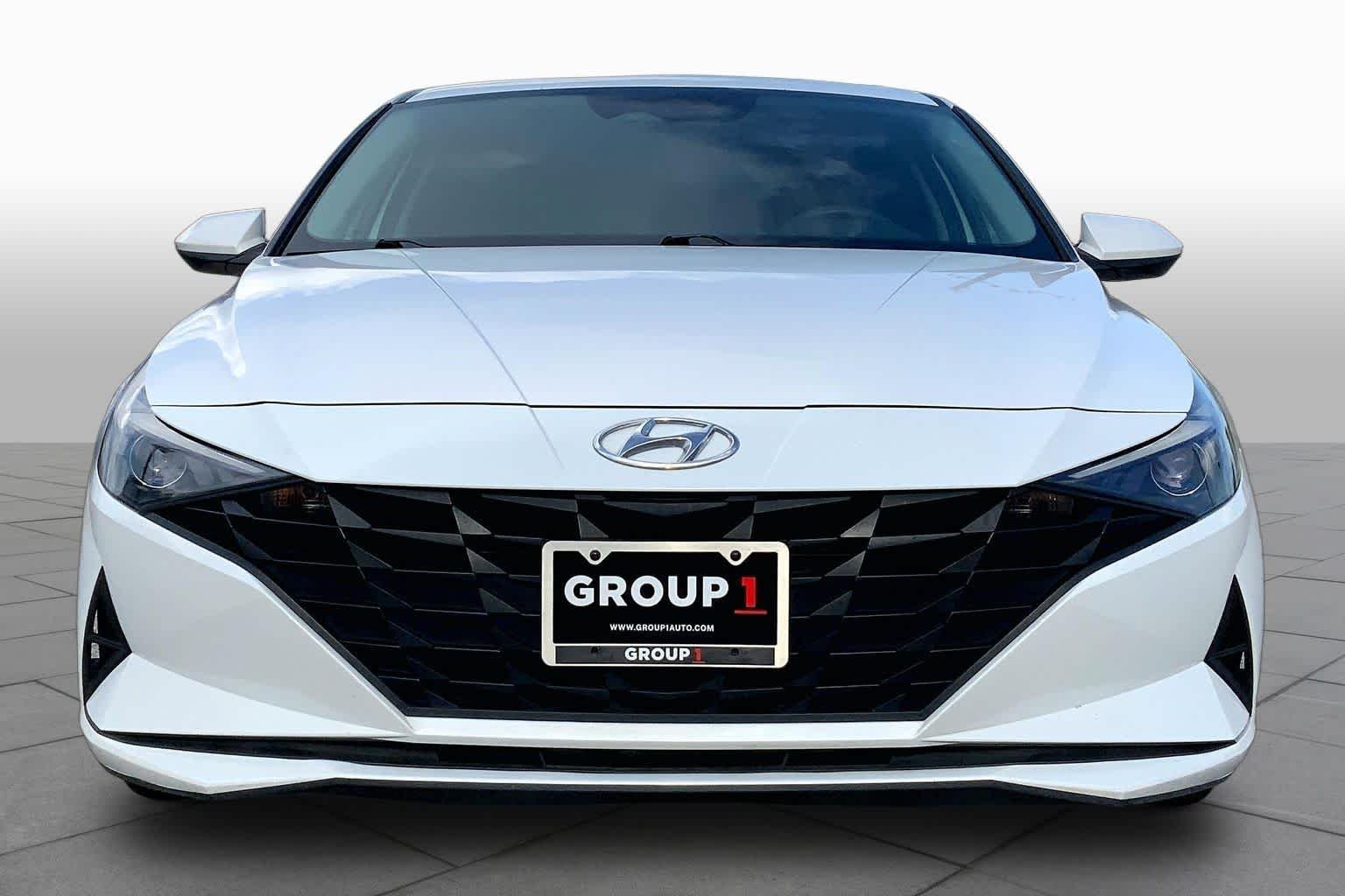 Used 2021 Quartz White Hyundai SE image 4