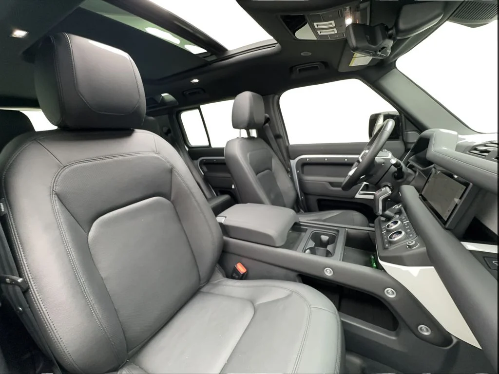 Used 2024 Silver Land Rover S image 31