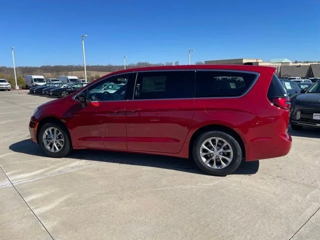 2026 Chrysler Pacifica Limited's photo