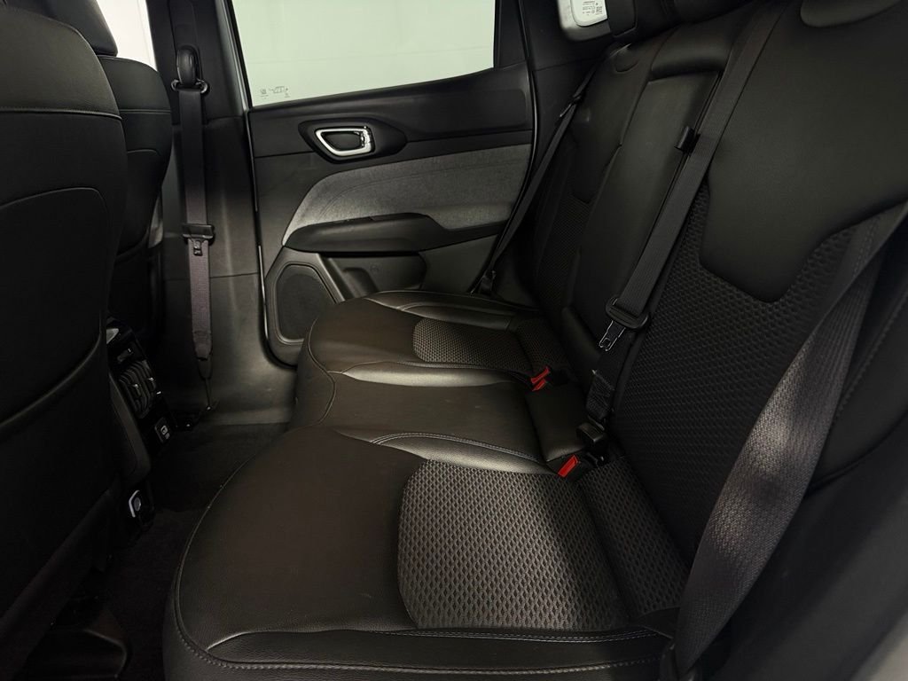 Used 2025 White Jeep Latitude image 25