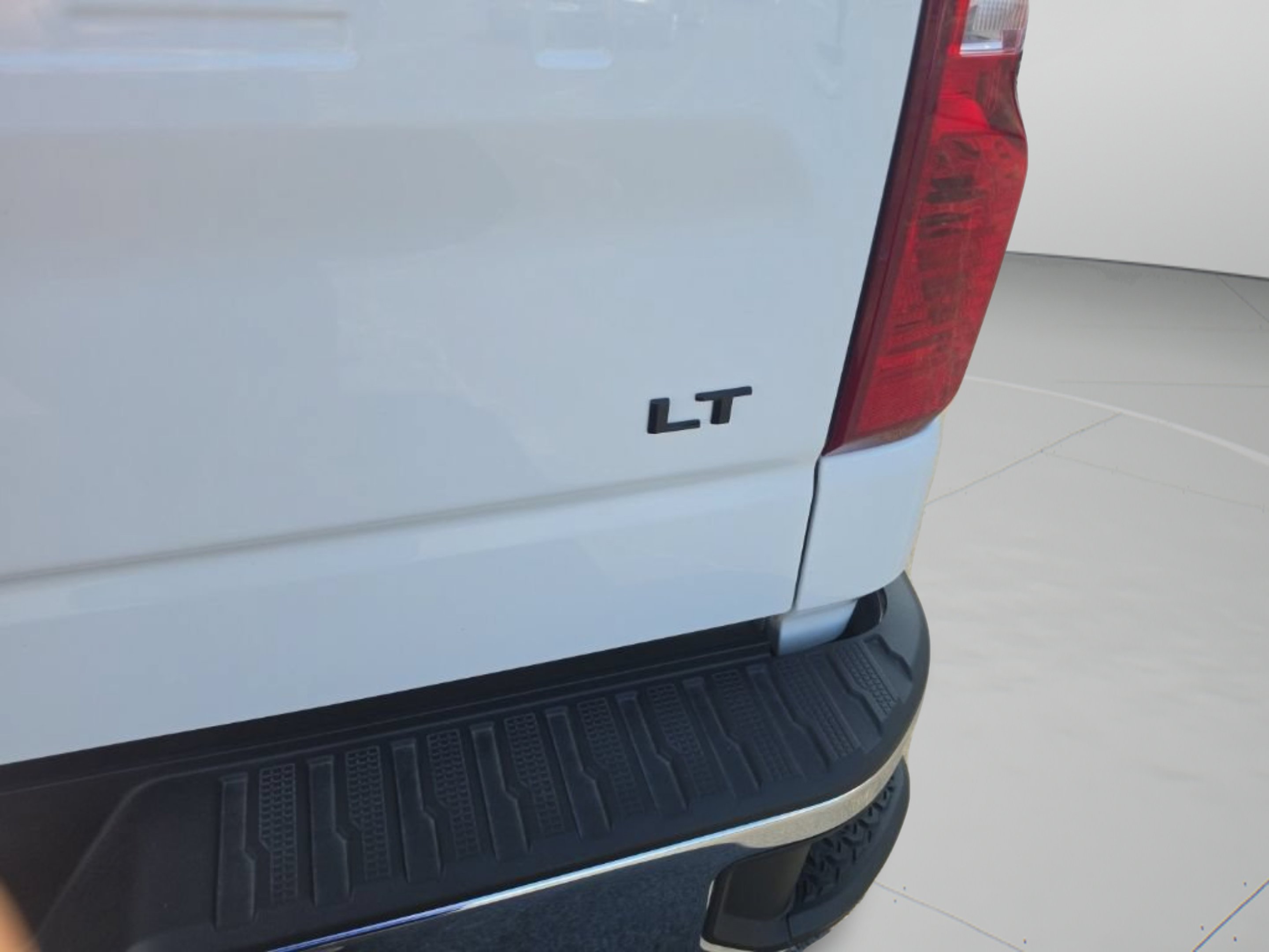 Used 2025 Summit White Chevrolet LT image 30