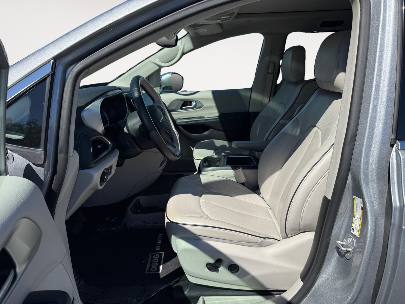 Used 2018 Billet Silver Metallic Chrysler Limited image 10