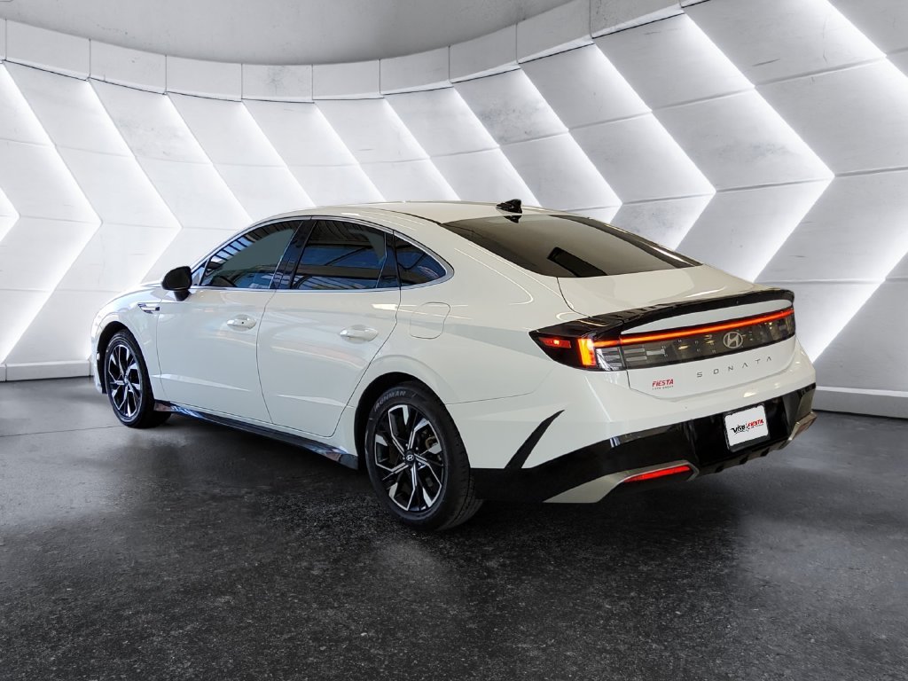 Used 2024 White Hyundai SEL image 6