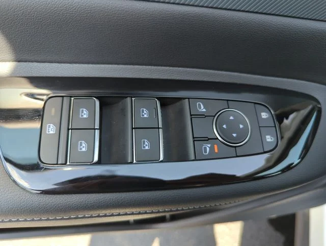 Used 2025 White Nissan SL image 33