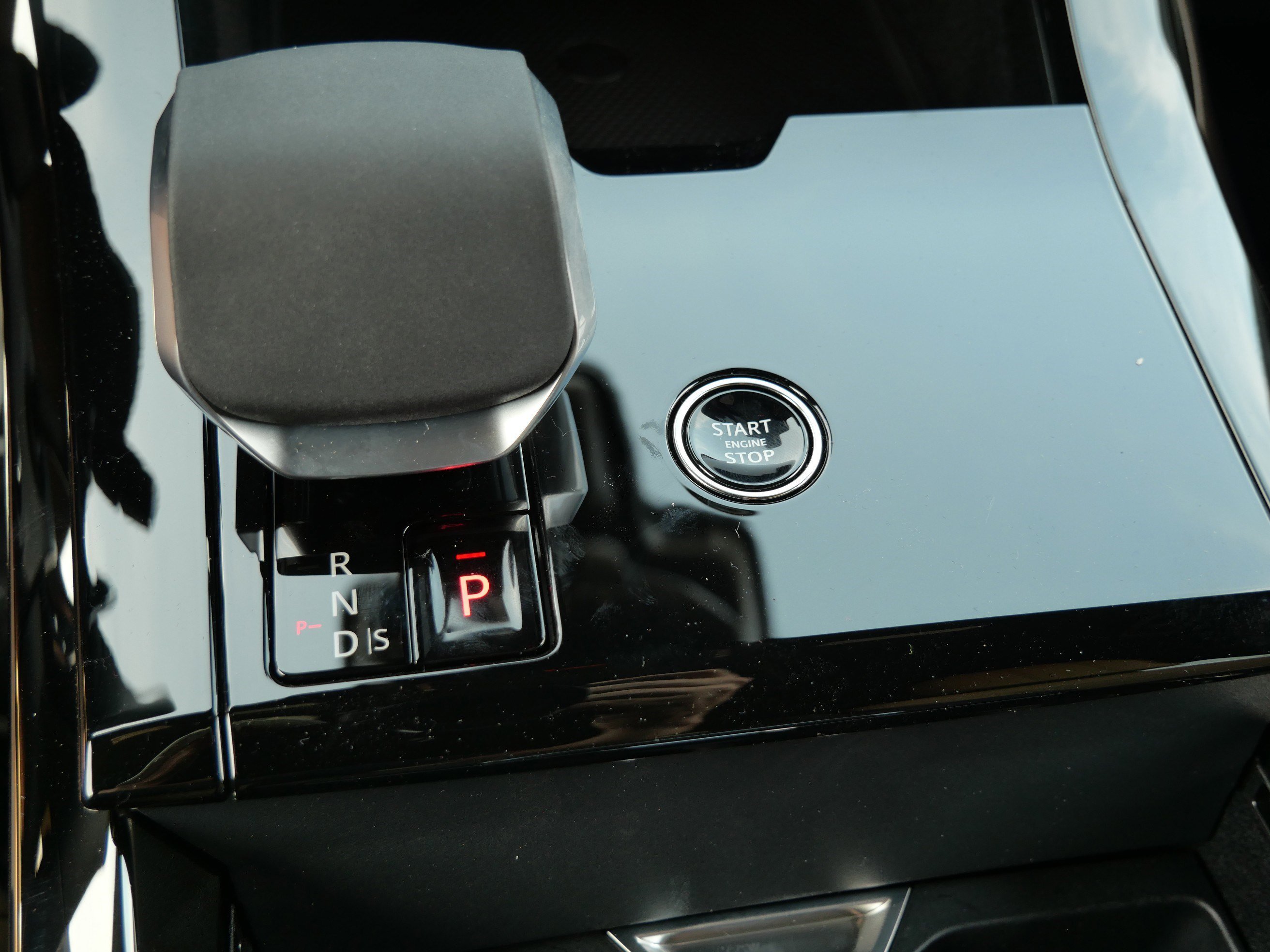New 2026 Santorini Black Land Rover Dynamic SE image 6