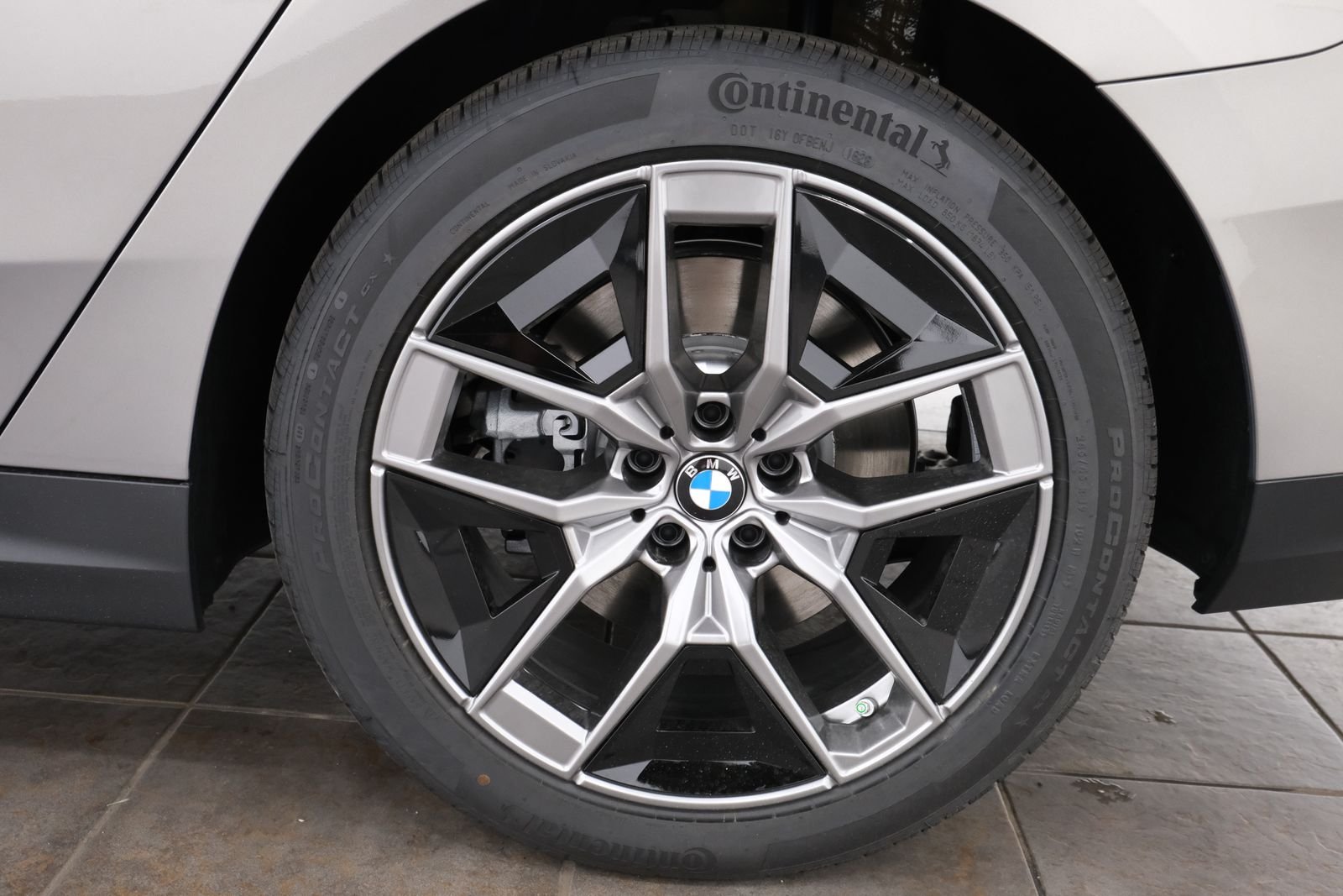New 2027 Oxide Grey Metallic BMW 540i xDrive image 36