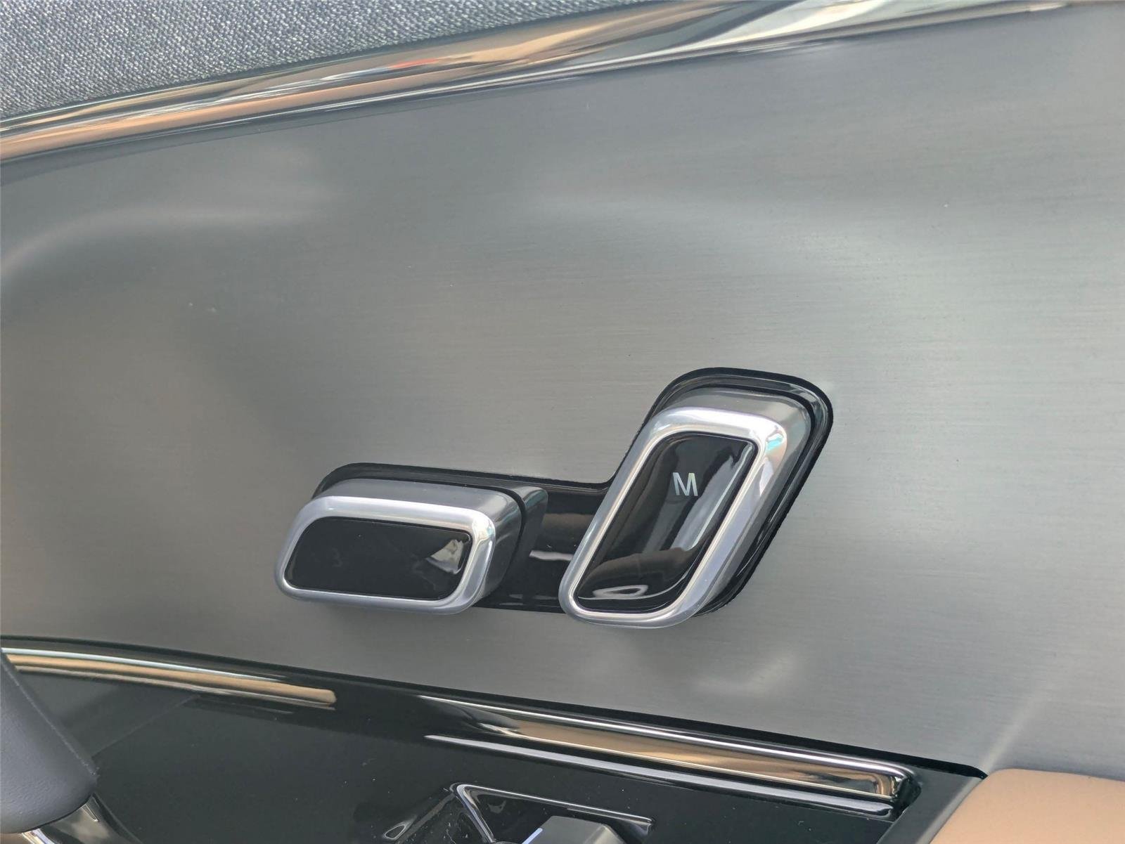 New 2026 Fuji White Land Rover SE image 36