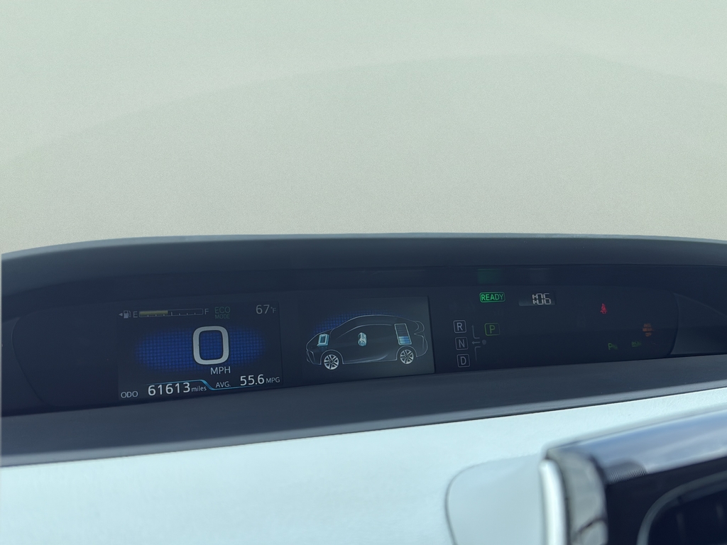 Used 2022 Pearl Toyota LE image 22