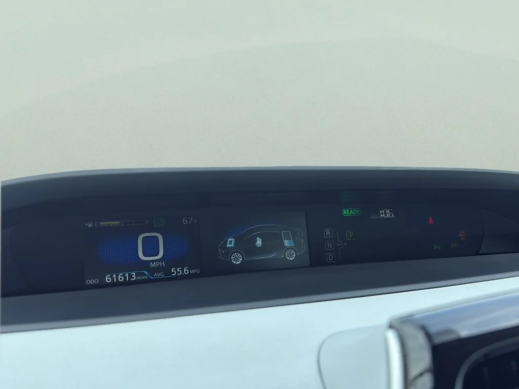 Used 2022 Pearl Toyota LE image 22