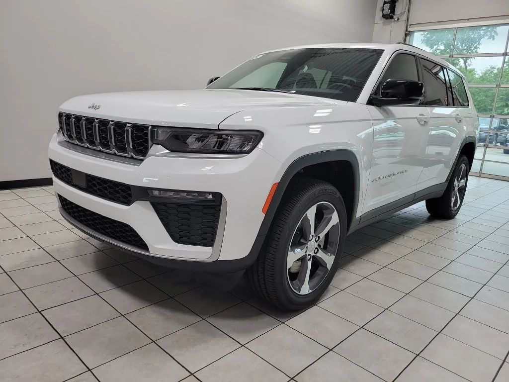New 2026 Bright White Clear-Coat Exterior Paint Jeep Limited image 3