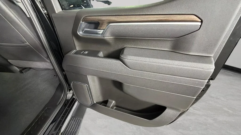 Used 2025 Black Chevrolet RST image 35