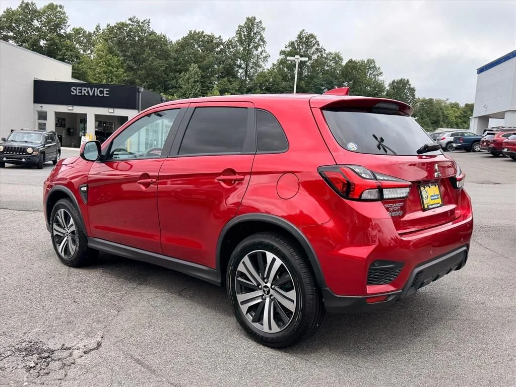 Used 2023 Red Mitsubishi  image 5