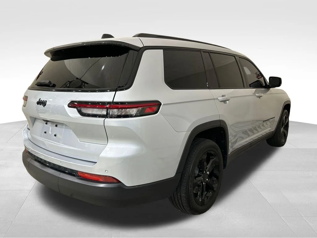 Used 2024 Silver Jeep Altitude X image 5