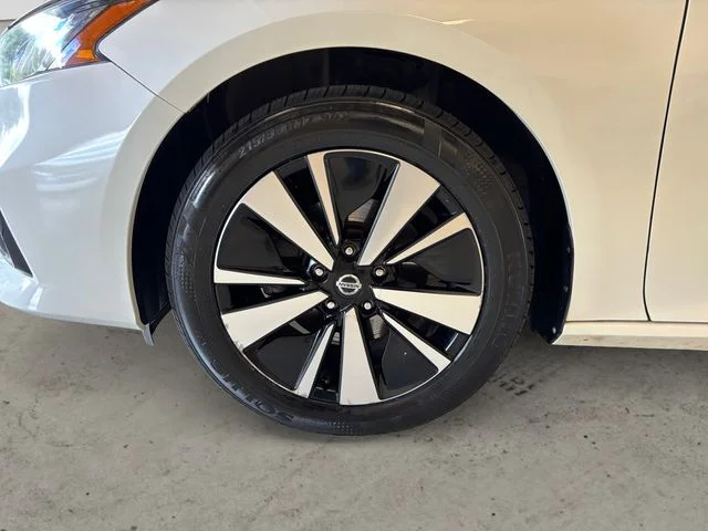 Used 2020 White Nissan 2.5 SL image 14