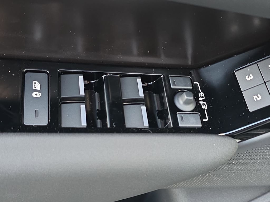 New 2026 Fuji White LAND ROVER Dynamic SE image 29
