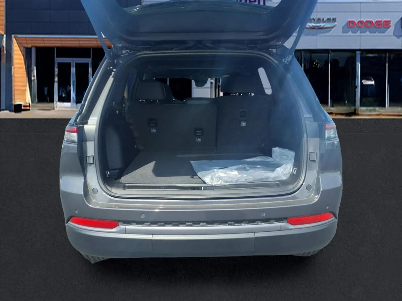 New 2026 Baltic Gray Metallic Clear-Coat Exterior Paint Jeep Laredo Altitude image 6
