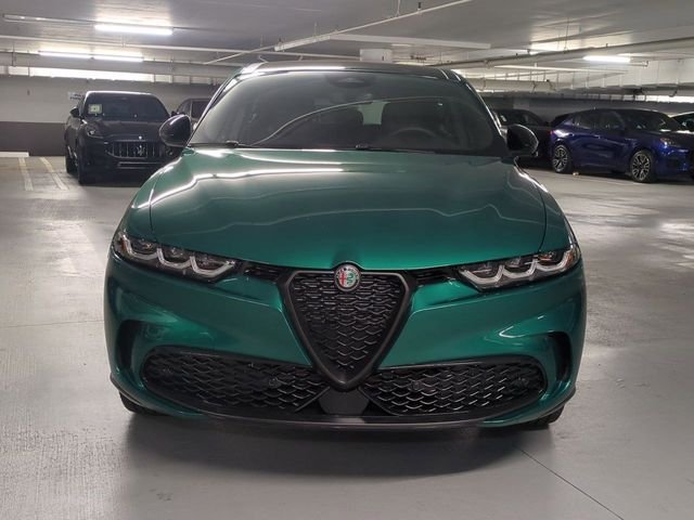 New 2025 Verde (Green) Fangio Metallic Exterior Paint Alfa Romeo Base image 2