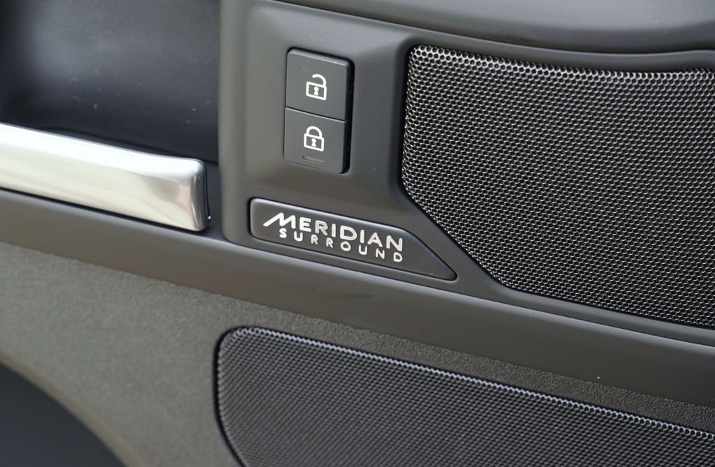 New 2026 Fuji White Land Rover X-Dynamic SE image 11
