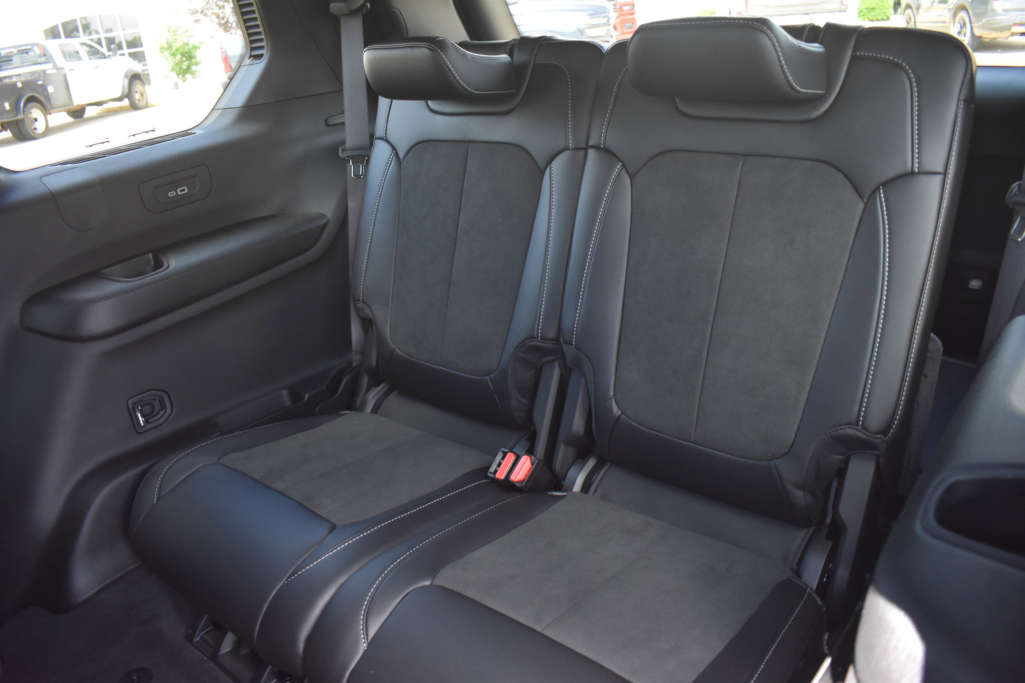 New 2026 Diamond Black Crystal Pearl-Coat Exterior Paint Jeep Laredo Altitude image 15