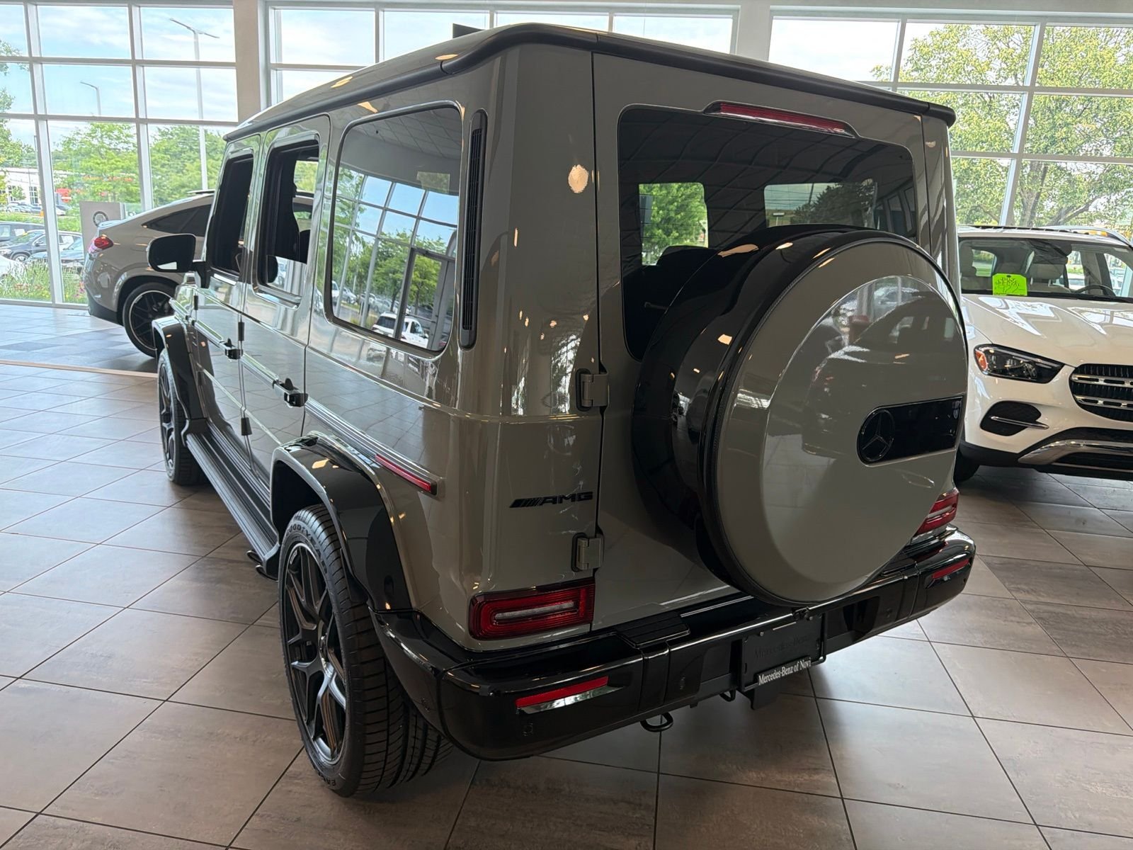 New 2027 MANUFAKTUR Arabian Grey Non- Metallic Mercedes-Benz  image 3