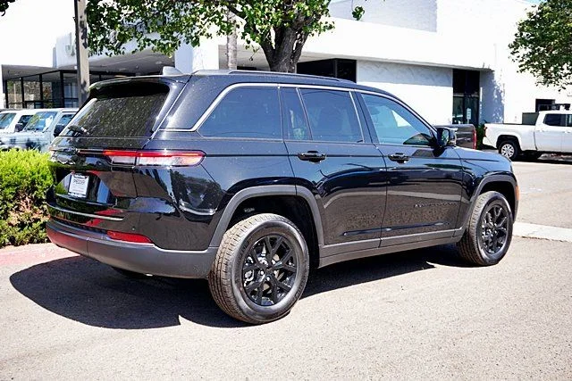 New 2026 Diamond Black Crystal Pearl-Coat Exterior Paint Jeep Altitude image 9