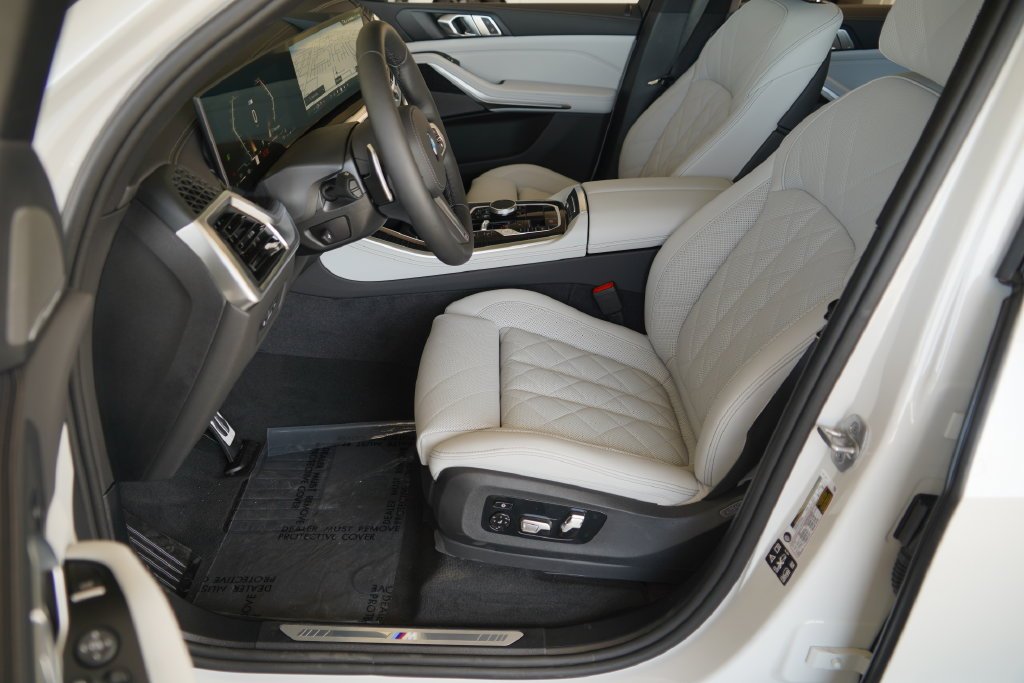 New 2026 Mineral White Metallic BMW xDrive40i image 13