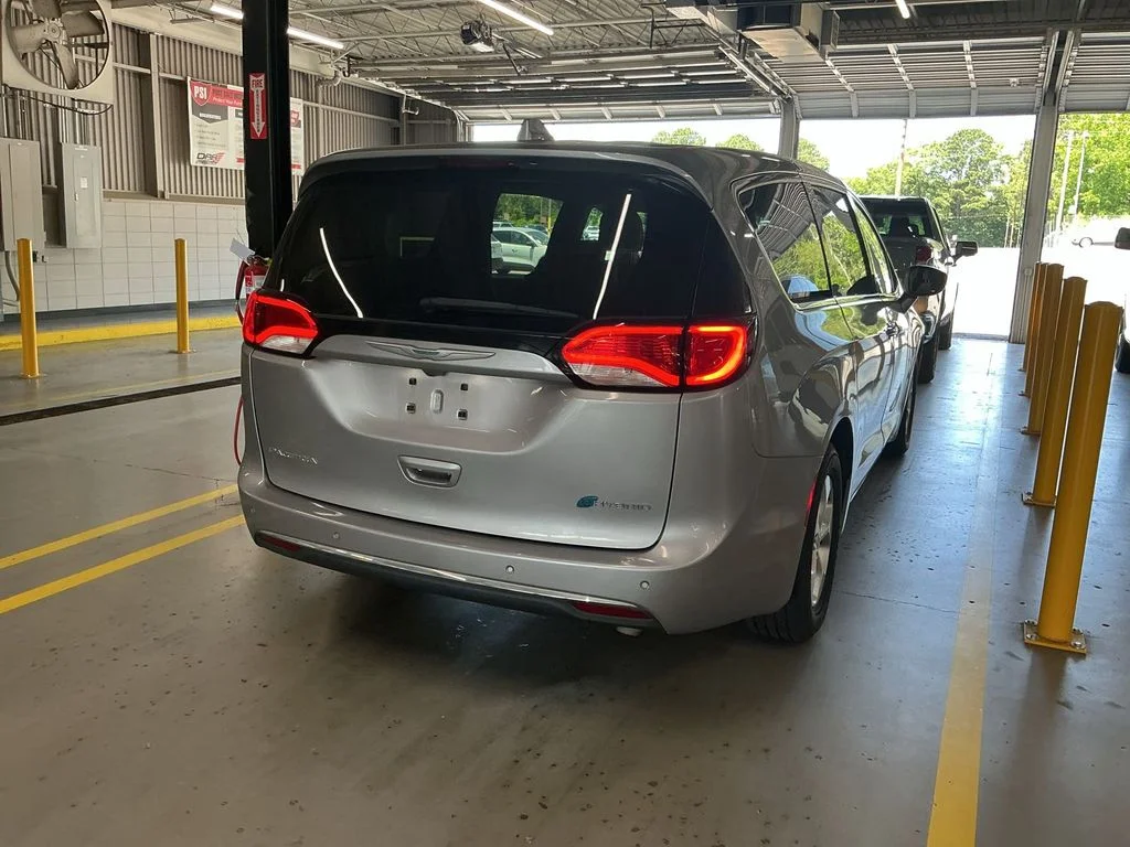 Used 2018 Silver Chrysler Touring Plus image 6