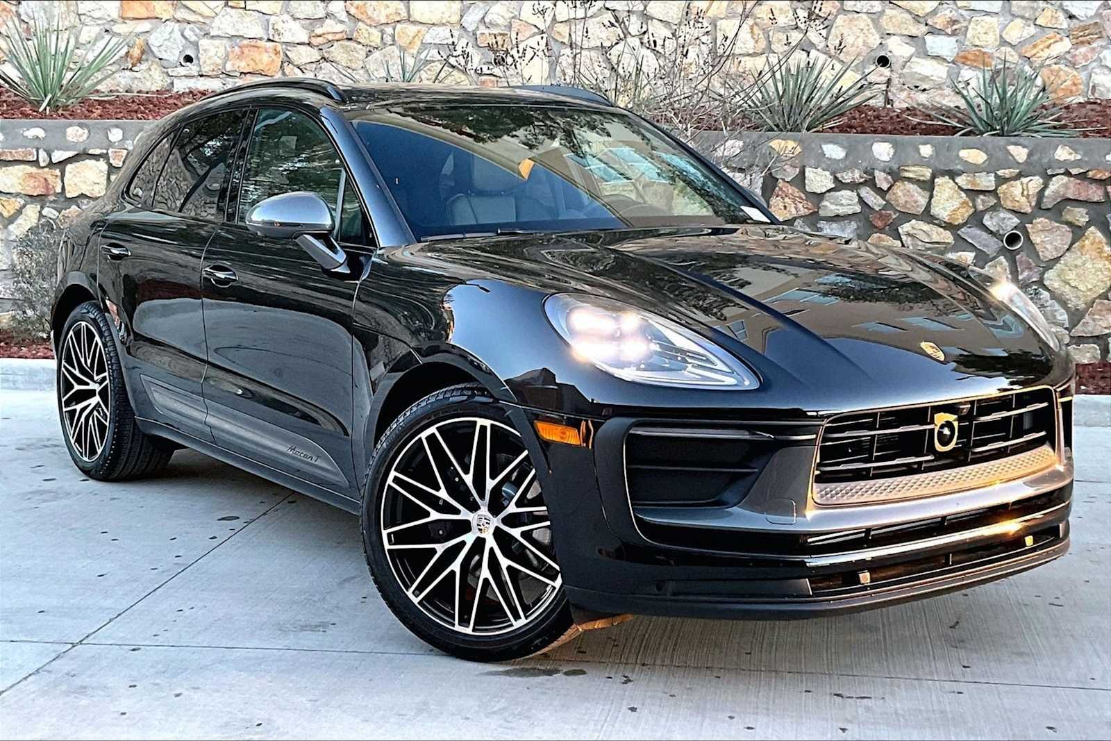 2026 Porsche Macan T - Photo 9
