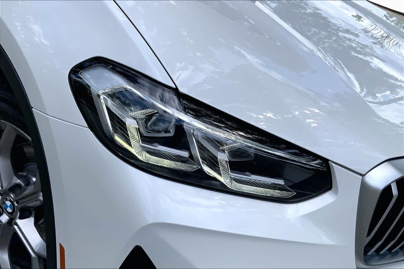 Used 2022 Mineral White Metallic BMW xDrive30i image 26