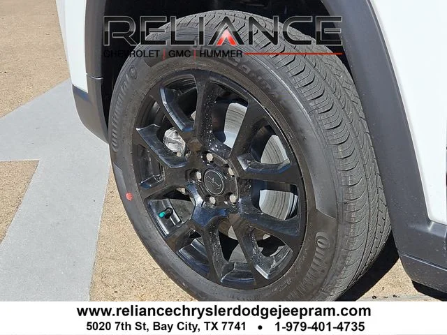 New 2026 Bright White Clear-Coat Exterior Paint Jeep Latitude image 8