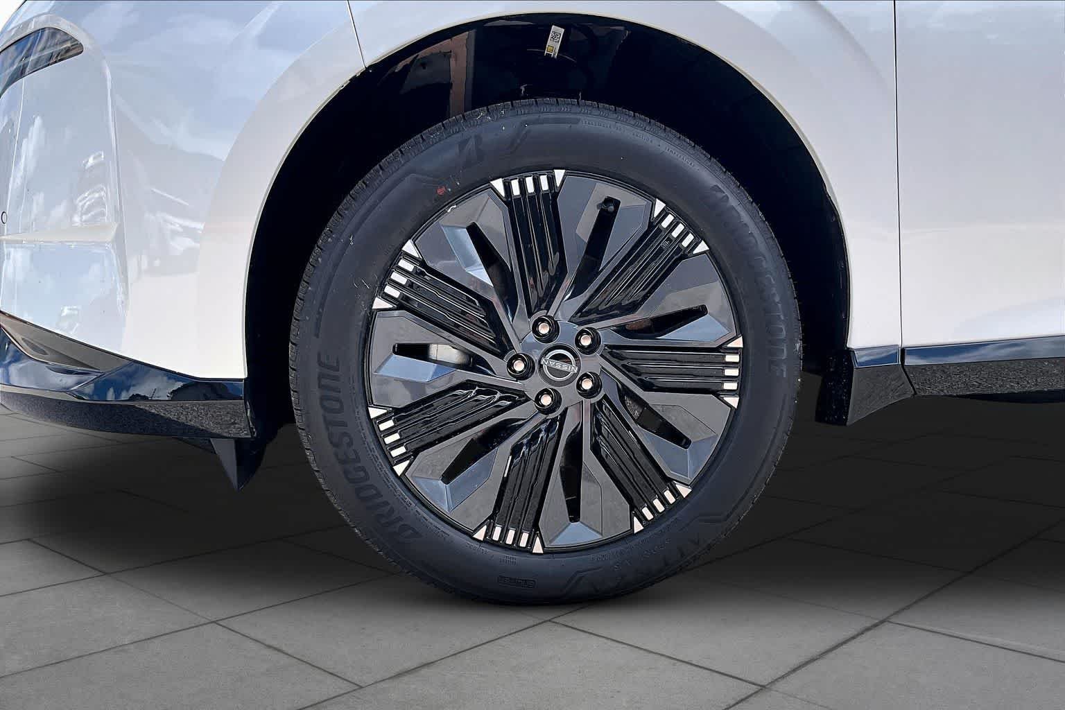 New 2026 Everest White Pearl TriCoat / Super Black Two-tone Nissan Platinum image 9