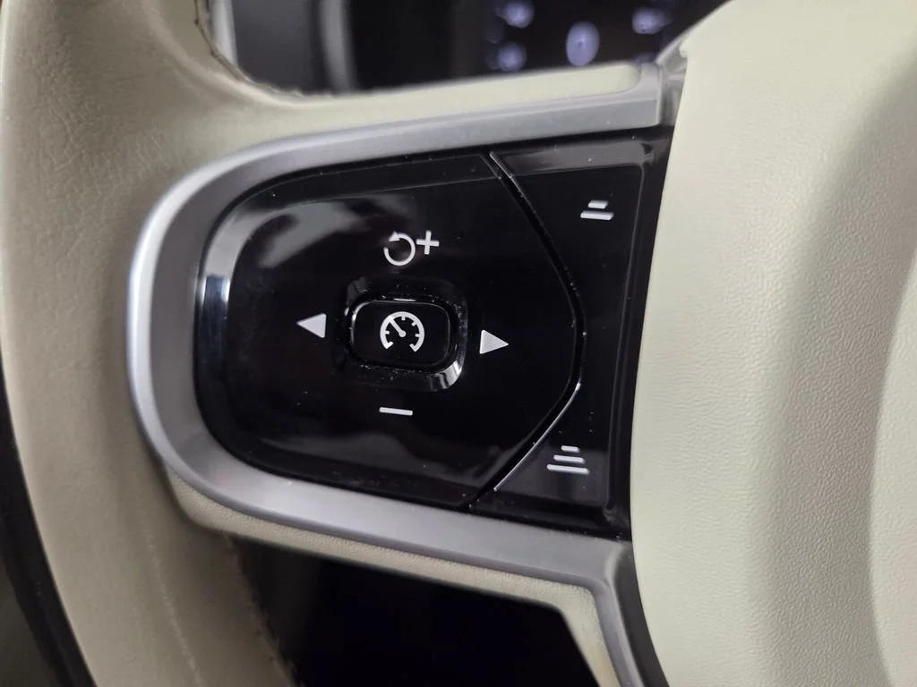 Used 2020 Crystal White Volvo Momentum image 19