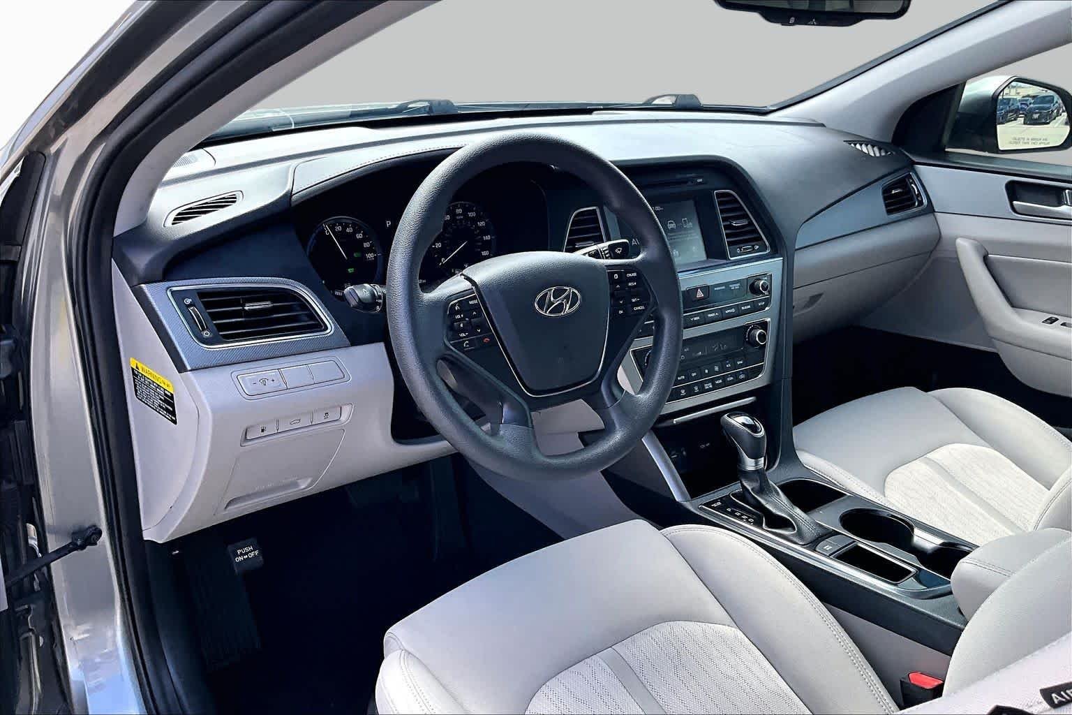Used 2017 Metropolis Gray Hyundai SE image 16
