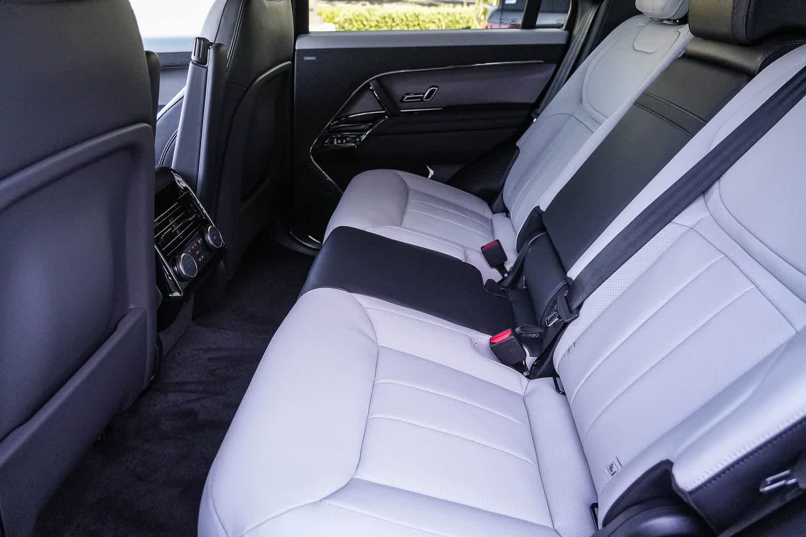 New 2026 Santorini Black Land Rover Dynamic SE image 18