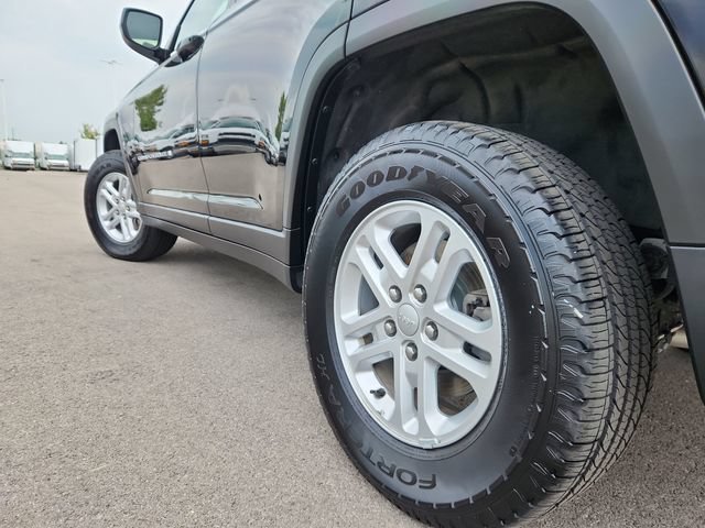 Used 2025  Jeep Laredo image 18