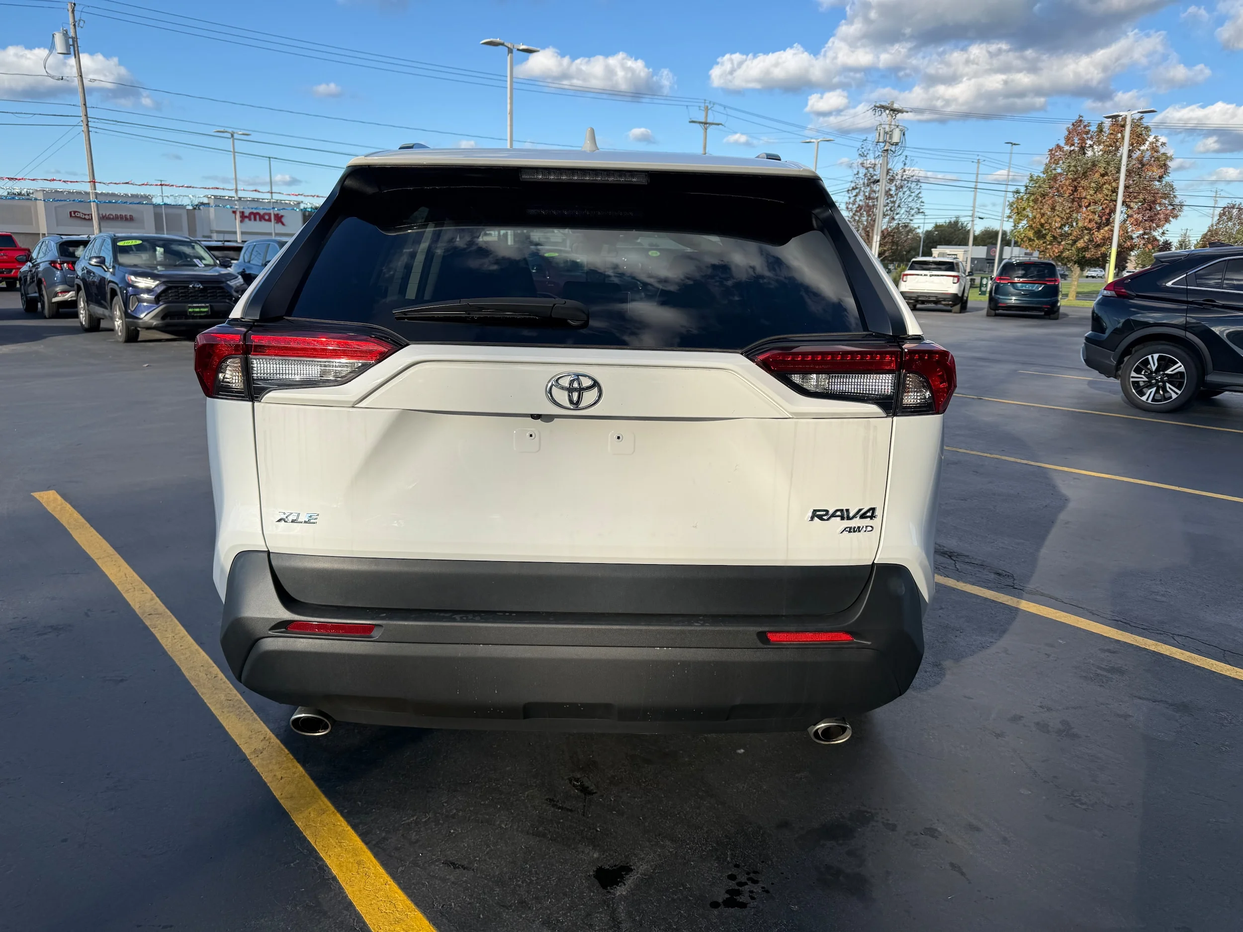 Used 2025 White Toyota XLE image 5