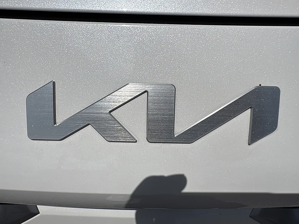 Used 2023 Snow White Pearl Kia  image 11