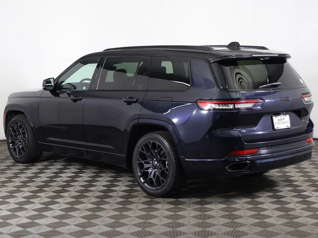 Used 2023 Black Jeep Summit Reserve image 16