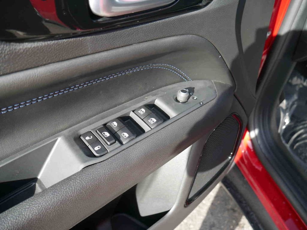 New 2026 Red Hot Pearlcoat Jeep Latitude image 27