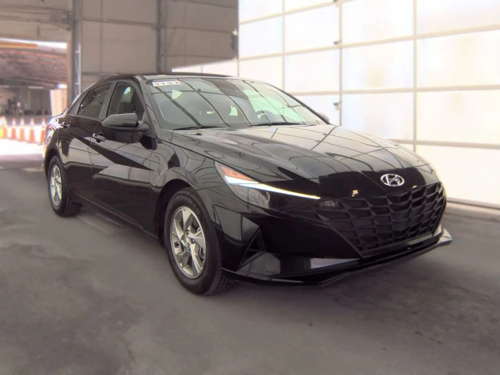 Used 2023 Black Hyundai SE image 2