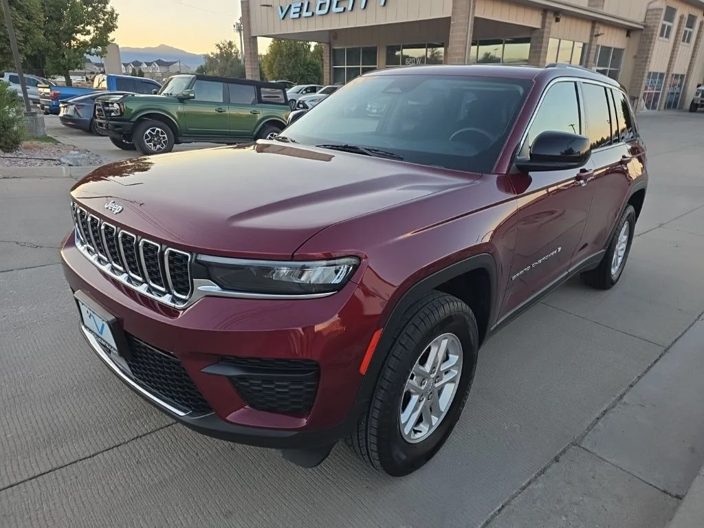 Used 2023 Red Jeep Laredo image 7