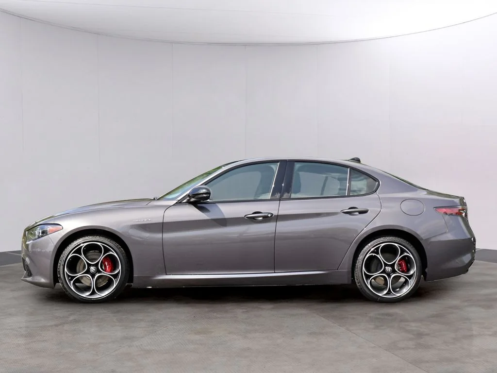 New 2026 Vesuvio Gray Metallic Alfa Romeo Base image 4