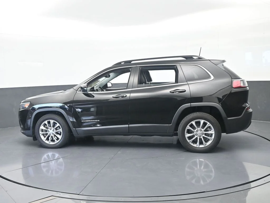 Used 2022 Diamond Black Crystal Pearlcoat Jeep Latitude Lux image 3