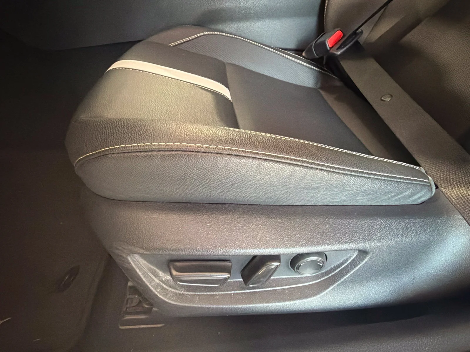 Used 2025 White Toyota SE image 5
