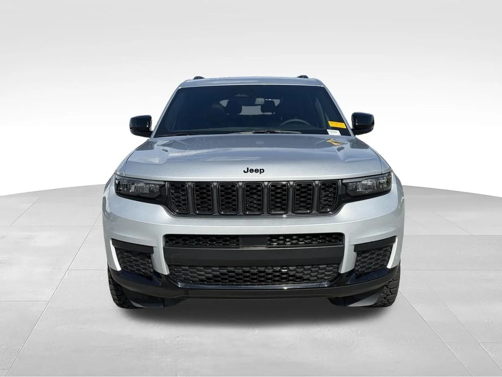 Used 2023 Silver Jeep Altitude image 24